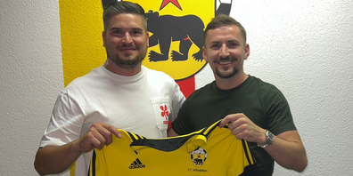 Egzon Shabani (rechts, mit Sportchef Dario Ilic) kehrt nach 10 Jahren zum FC Altstätten zurück. 