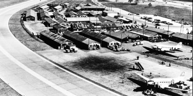 Das Barackendorf «Flughafen» im Jahr 1948. Die halbrunde Grundform der Bebauung ist aber bis heute erhalten geblieben. 