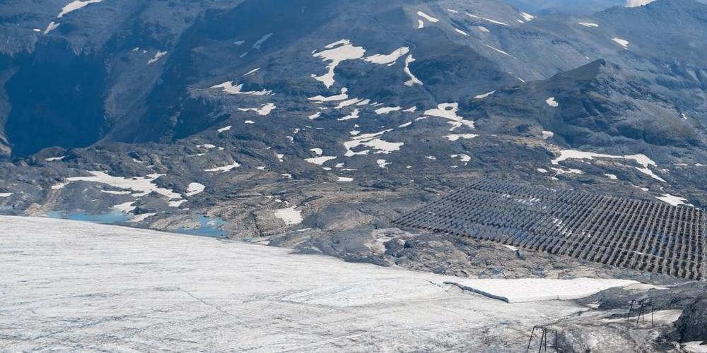 Skiliftmasten stehen auf dem Vorabgletscher. Unmittelbar darunter wollen das Laaxer Skigebiet und Repower eine Solaranlage bauen. (Visualisierung)
