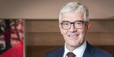 Jon Domenic Parolini (Die Mitte) bei seiner zweiten Wiederwahl in die Bündner Regierung im Mai 2022. Nächstes Jahr wird der Engadiner zum zweiten Mal Regierungspräsident. (Archivbild)