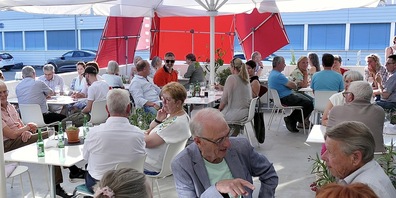 Die Mitglieder der Raiffeisenbank Unteres Rheintal trafen sich zum Apéro riche bei herrlichem Sommerwetter auf der Terrasse des Madlen