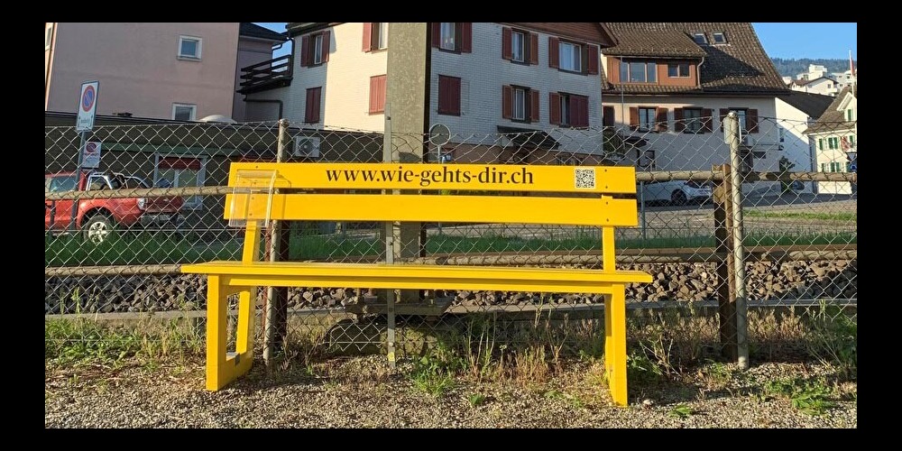 Soziale Kontakte knüpfen und zuhören: Das «Wie geht's dir»-Bänkli auf dem Schulhausplatz Dorfmatt. 