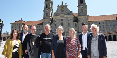 Das Welttheater 2024 vorgestellt: (v. l.)  Nina Halpern, James Kälin, Abt Urban Federer, Bruno Amstad, AnnaMaria Glaudemans, Claudia Capecchi,  Lukas Bärfuss und Livio Andreina. Bild Johanna Mächler