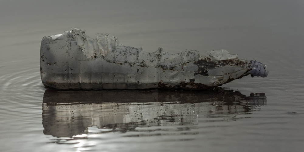 Mikroplastik entsteht unter anderem durch Zersetzung und Abrieb von grösseren Plastikstücken.