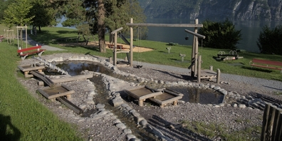 Der völlig umgebaute Erlebnis-Spielplatz befindet sich nahe am Molser Walenseeufer.
