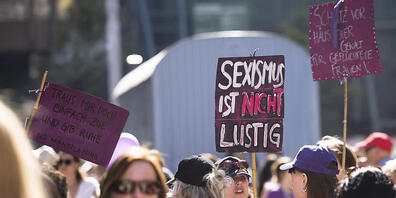 «Sexismus ist nicht lustig»: Tausende Demonstrantinnen und wenige Demonstranten forderten am Mittwochabend Gleichstellung für alle.