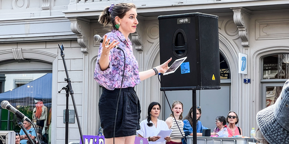 Anna Rosenwasser während ihrer Rede am feministischen Frauenstreik.