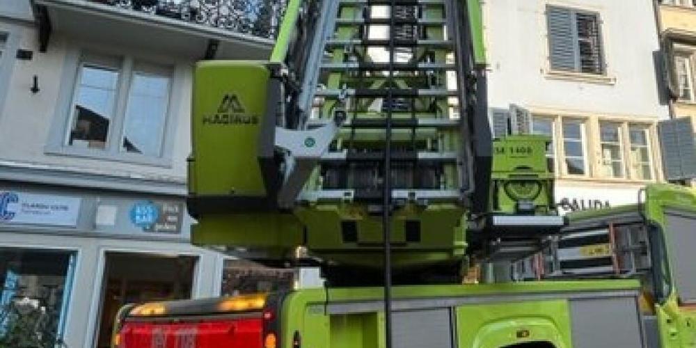 Ein Dachstockbrand am Limmatquai zwang die Demonstration auf eine Ausweichroute. Die Einsatzkräfte mussten mit einem Grossaufgebot ausrücken.