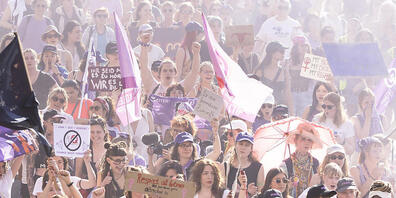 Am diesjährigen Frauenstreik blieb es grösstenteils friedlich. Auf dem Paradeplatz gab es jedoch eine Auseinandersetzung zwischen Demonstrantinnen und der Stadtpolizei. (Archivbild)