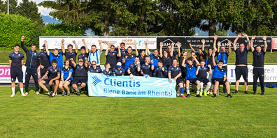 Team Plus freut sich mit dem Turniersponsor der «Clientis Biene Bank im Rheintal», vertreten durch  Thomas Klemensberger, Leiter Geschäftsstelle Widnau, auf ein tolles Fussballfest. 
