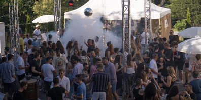 Fünf DJs und unzählige Weine sorgen für Unterhaltung.