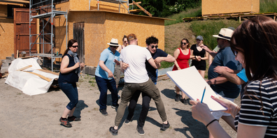 Wildes Handgemenge: In strahlendem Sonnenschein wird auf dem Spielgelände unter der Regie von Simona Specker (rechts) und Elena Colaianni geprobt.