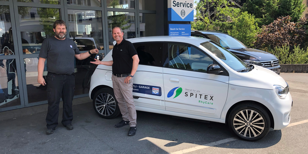 Städligarage-Eigentümer Dani Lüthi überreicht Markus Dürrenberger, Geschäftsleiter BWL der Spitex RhyCare die Schlüssel zum neuen Einsatzfahrzeug.