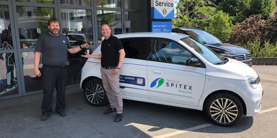 Städligarage-Eigentümer Dani Lüthi überreicht Markus Dürrenberger, Geschäftsleiter BWL der Spitex RhyCare die Schlüssel zum neuen Einsatzfahrzeug.