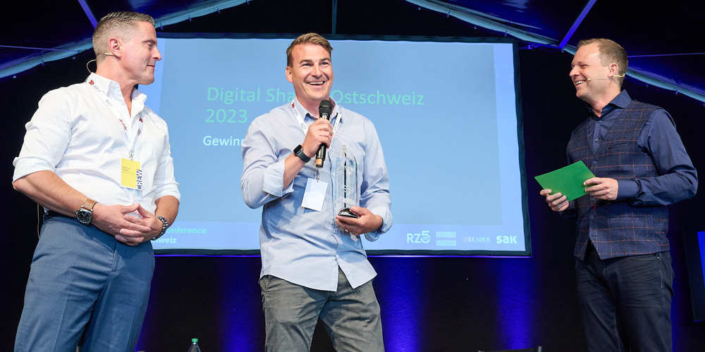 Roger Spirig (mittig) mit Moderator Christoph Lanter (rechts) und LEADER-Chefredaktor Stephan Ziegler