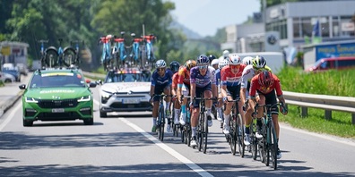 Am Samstag auf unseren Strassen - hier das Fahrerfeld an der 3. Etappe von Monthey nach Leukerbad.