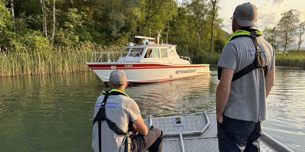 Mit beiden Einsatzbooten auf der Suche nach der vermissten Person.