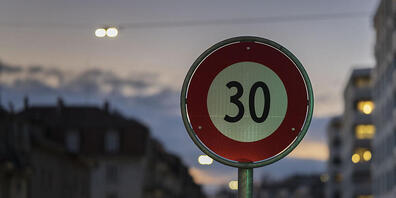 Mit der «Mobilitätsinitiative» wollen SVP und FDP verhindern, dass auf immer mehr Hauptstrassen innerorts Tempo 30 eingeführt wird. (Symbolbild)