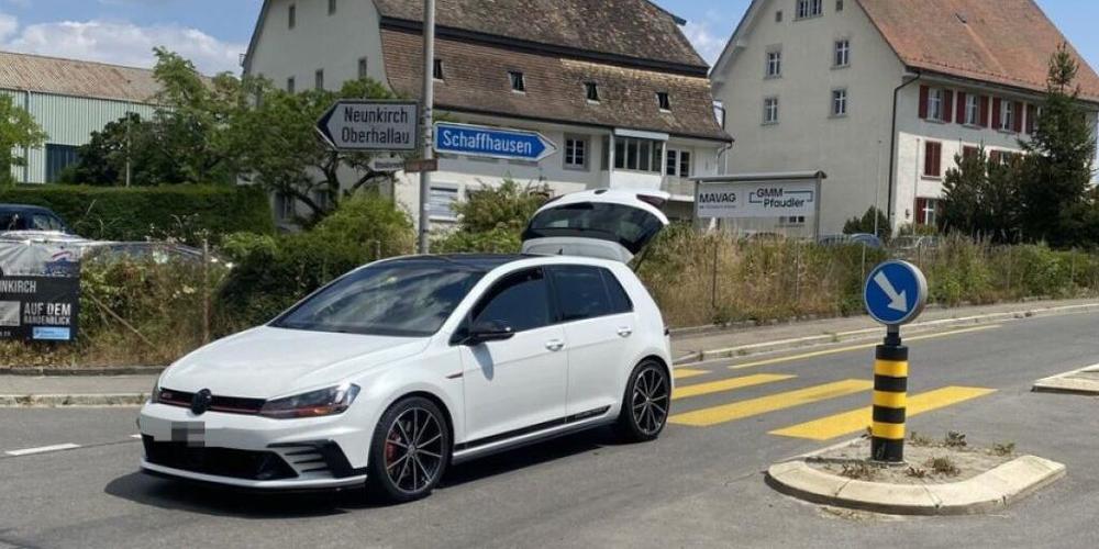 Der Autolenker sah das Mädchen zu spät, das mit seinem Trottinett den Zebrastreifen überquerte.