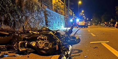 Eine Autofahrerin geriet auf die Gegenfahrbahn und rammte den entgegenkommenden Motorradfahrer frontal.