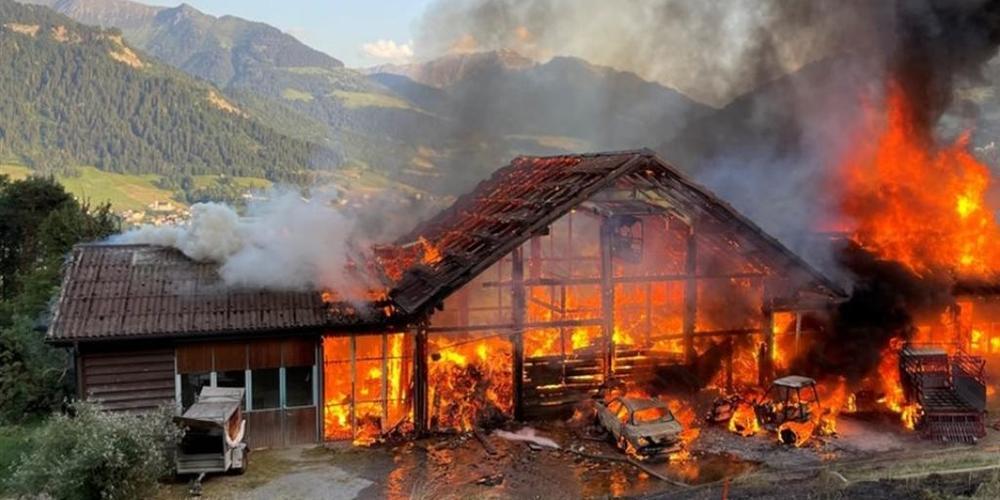 Bei einem Brand in Schluein ist ein Stall samt angebauten Garagen am Freitagabend vollständig zerstört worden.
