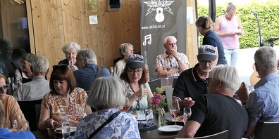 Gemütliches Beisammensein beim Rebblütenfest im Haus des Weins