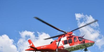 Die Teams einer Ambulanz und eines Rega-Helikopters konnten nur noch den Tod des Motorradfahrers feststellen. (Symbolbild)