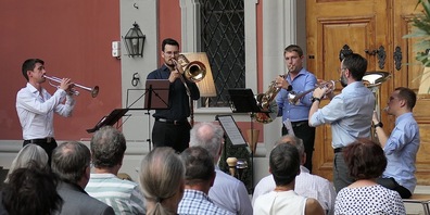 Das Bläserquintett «PrimeBrass» spielte im Löwenhof auf