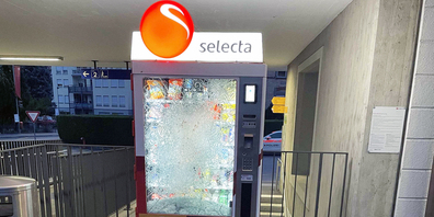 Der beim Bahnhof Steinen von Jugendlichen beschädigte Snack-Automat.