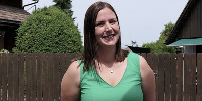 Die glückliche Siegerin konnte mit vielen Gästen auf das eindrückliche Wahlergebnis anstossen