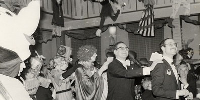 Polonaise am Maskenball im Schwanensaal.