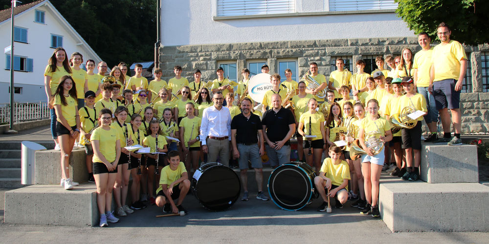 Die Jungmusig Montlingen-Eichenwies & Rüthi-Lienz mit den Sponsoren DM Bau AG und Rhenusana.