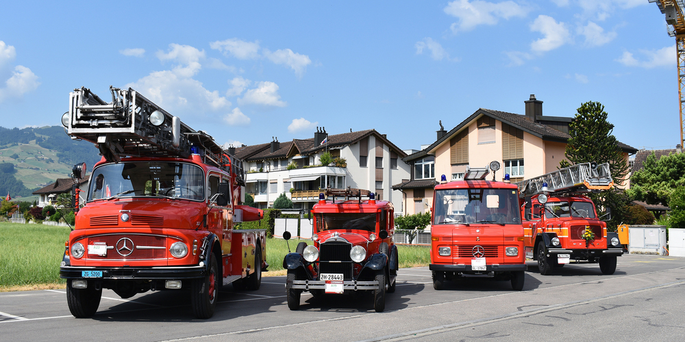 Feuerwehr-Oldtimer trafen aus der ganzen Schweiz ein.