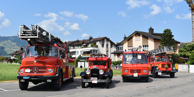 Feuerwehr-Oldtimer trafen aus der ganzen Schweiz ein.