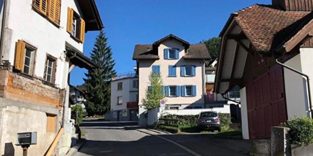 Die Dorfbachstrasse in Schwyz kann saniert werden.