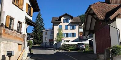 Die Dorfbachstrasse in Schwyz kann saniert werden.