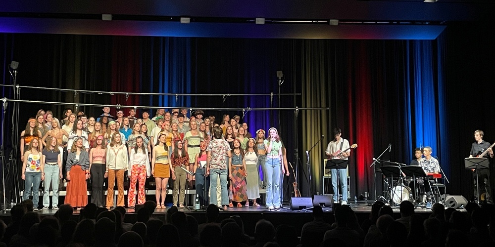 Gelungener Konzert-Auftritt des Chors «cantacanti» und der Band «static» der Kantonsschule Wattwil in Jona.