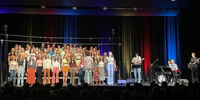 Gelungener Konzert-Auftritt des Chors «cantacanti» und der Band «static» der Kantonsschule Wattwil in Jona.