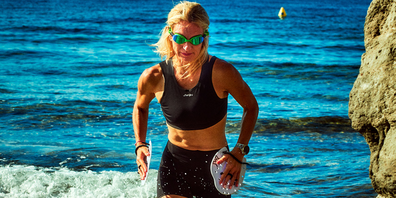 Bei der Sportart Swimrun wechseln Sportlerinnen immer wieder zwischen Schwimmen und Trailrunning, was erhöhte Ansprüche an ihre Sportbekleidung stellt.