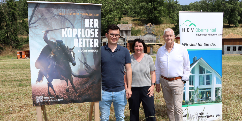 Daniel Fischlin (rechts), Präsident HEV Oberrheintal, Adeline Heeb (Mitte), HEV-Geschäftsleiterin sowie Simon Büchel (links), OK-Präsident der Freilichtbühne freuen sich am 12. September auf die HEV-Mitglieder.