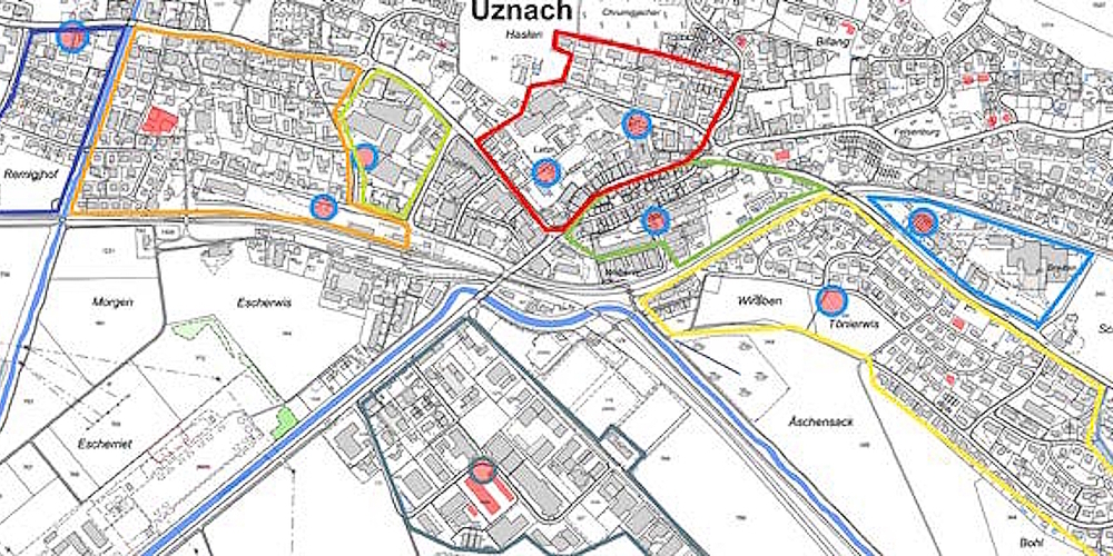 Ideenskizze der Uzner Gemeindekanzlei mit zwei Wärmeverbunden (rot, dunkelgrün) rund ums Städtchen.