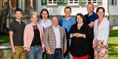 Gemeinderat v.l.n.r.:  Stefan Giger, Michal Herzog (Gemeindeschreiberin), Urs Wüthrich, Paul König (Gemeindepräsident), Florian  Németh, Natalia Bezzola Rausch, Tobias Lutz, Anette Leimbeck. 