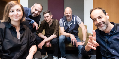 In stimmungsvoller Bistro-Atmosphäre nimmt Peter Lenzin mit seiner Band «Here & Now» und der Sängerin Heidi Caviezel das Publikum mit auf eine musikalische Sommerabend-Kreuzfahrt.