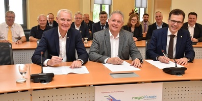 Unterschrift mit entwicklungspolitischer Tragweite in der Agglomeration Kreuzlingen-Konstanz: der Konstanzer Baubürgermeister Karl Langensteiner-Schönborn, Kreuzlingens Stadtpräsident Thomas Niederberger, der Thurgauer Regierungsrat Dominik Diezi (vorne) und weitere Agglo-Mitglieder bekräftigen die grenzüberschreitende Zusammenarbeit mit einer Charta.