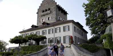 Das Schlosswartteam mit: Nina Schett, Reini Schmid, Noldi Hürlimann (hinten v.l.n.r.) und Gabor Nagy, Mike Pollreich (vorne v.l.n.r.) vor dem Schloss 