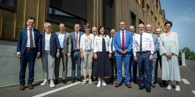 Die Regierungen der Kantone Thurgau und St. Gallen trafen sich in Romanshorn (von links): Dominik Diezi, Cornelia Komposch, Marc Mächler, Benedikt van Spyk, Monika Knill, Walter Schönholzer, Laura Bucher, Fredy Fässler, Urs Martin, Bruno Damann, Stefan Kölliker, Beat Tinner, Paul Roth und Susanne Hartmann.