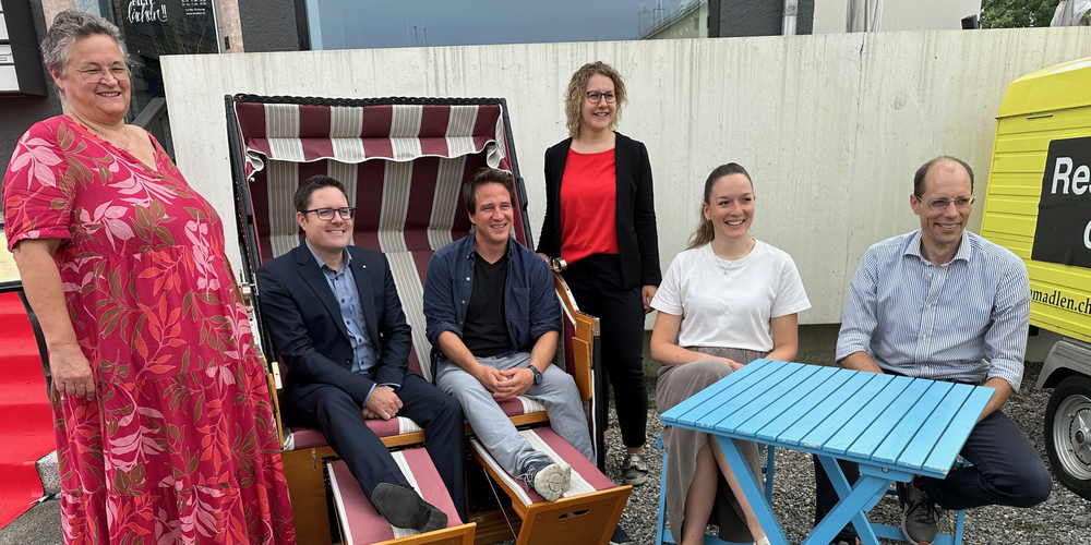 Von links, Denise Zellweger, Kinotheater Madlen, René N. Federer, Niederlassungsleiter St. Galler Kantonalbank Heerbrugg, Pascal Zäch, Inhaber Kino Theatermadlen, Myriam Graf, St.Galler Kantonalbank Heerbrugg, Vanessa Vollmeier, Vertreterin der Stadt Altstätten und Marcel Fürer, Gemeinderatsschreiber der Politischen Gemeinde Au.