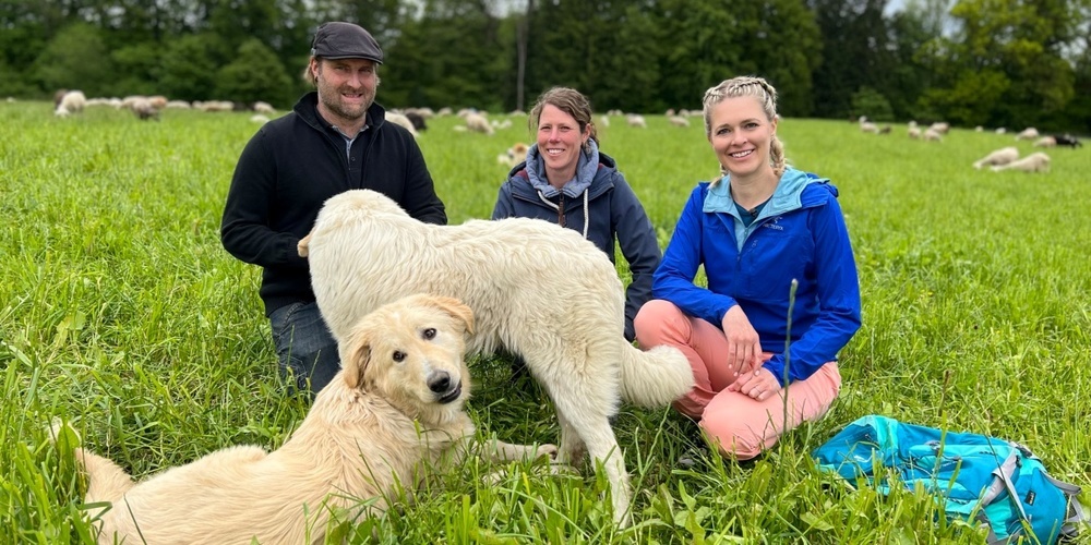 Nicole Bircher (rechts) besuchte u.a. Bruno Zähner und Sabrina Otto vom Biohof Guggenbühl in Illnau.