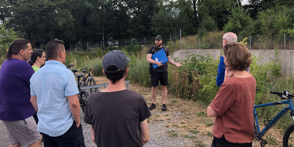 Der Biologe Dominic Frei erklärte anschaulich wie eine heimische Flora und Fauna zusammenspielen.