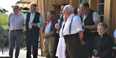 Protagonisten der Theatergesellschaft geniessen nach Stundenlangen Dreharbeiten eine kurze Pause.
